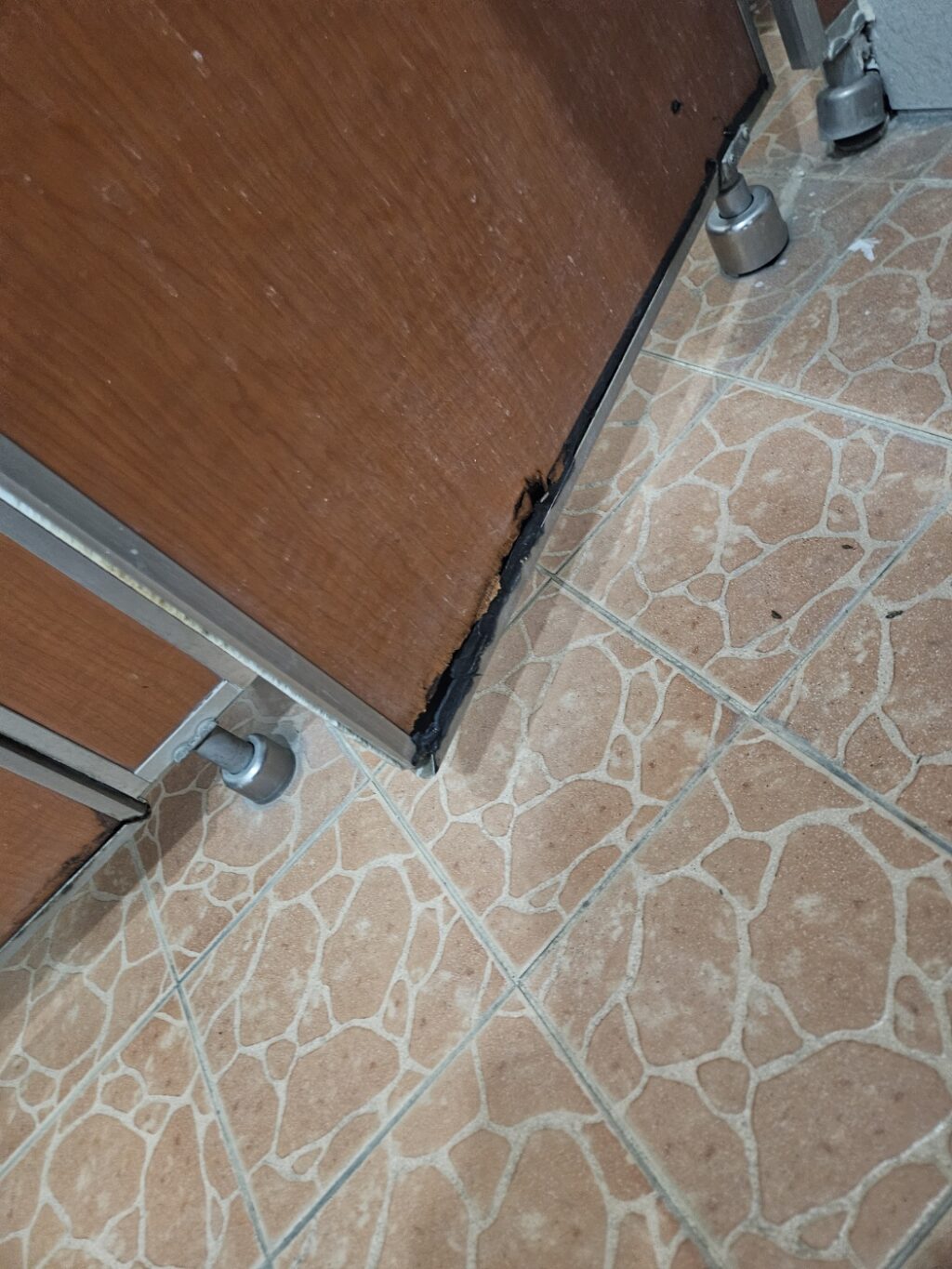 큐비클 밑 부분이 낡아 부풀어 진 모습