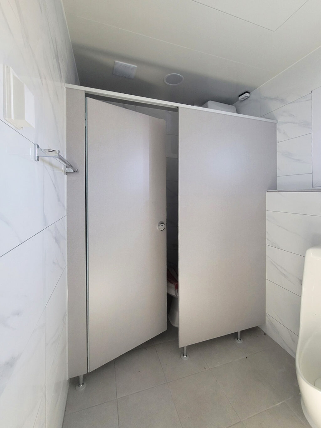 큐비클 시공 후 모습