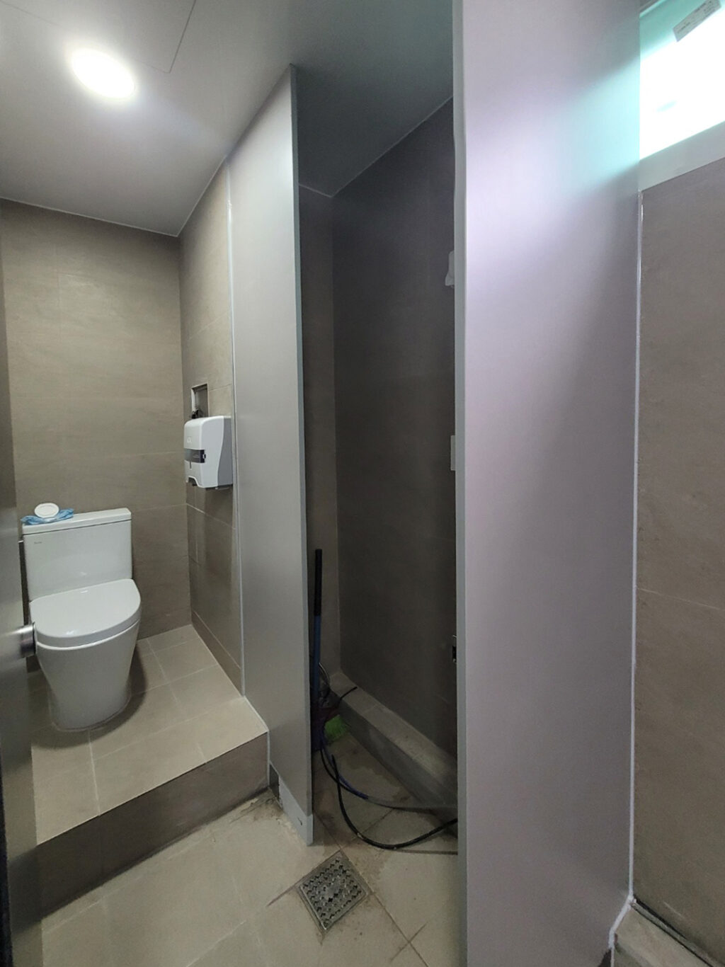 협소한 청소 도구함 