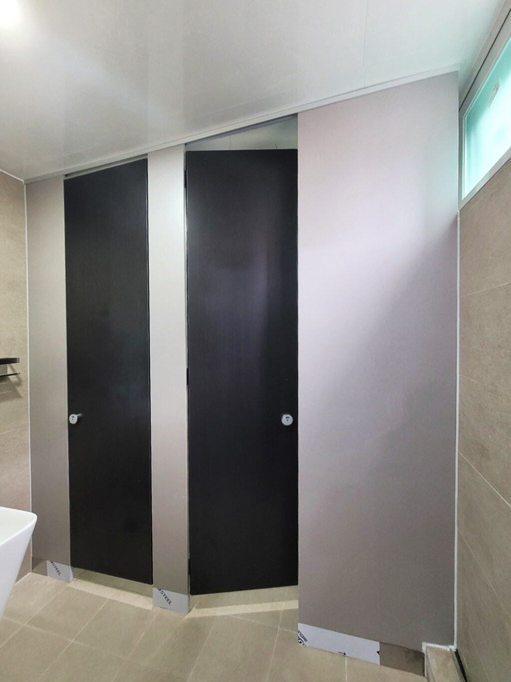 큐비클 설치가 완료된 모습