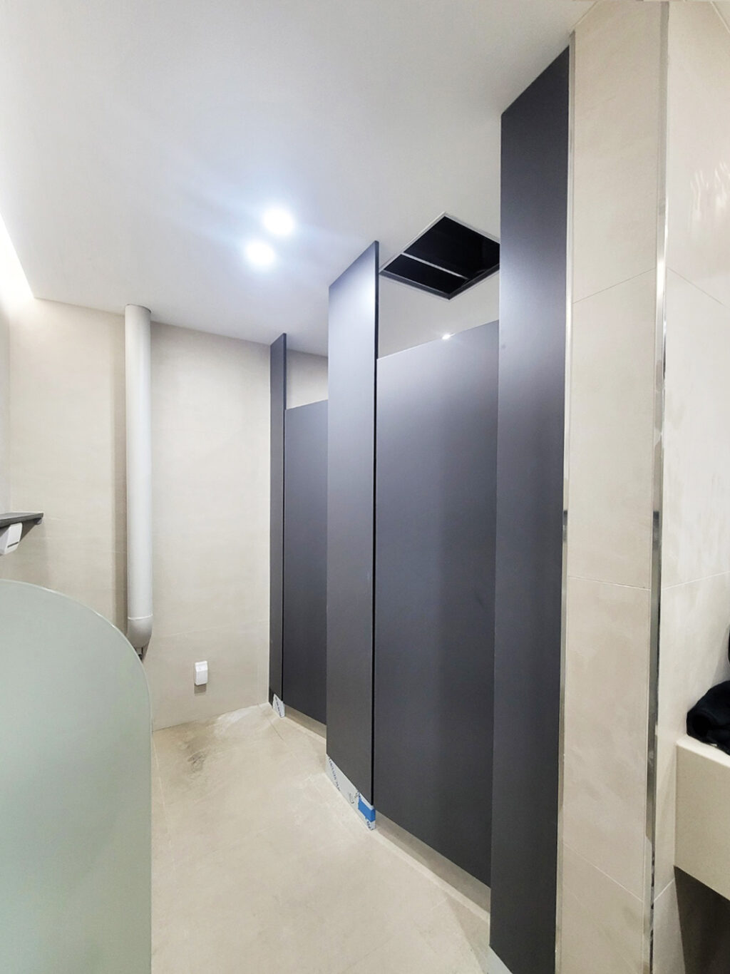 큐비클 시공이 완공된 모습 여자 화장실