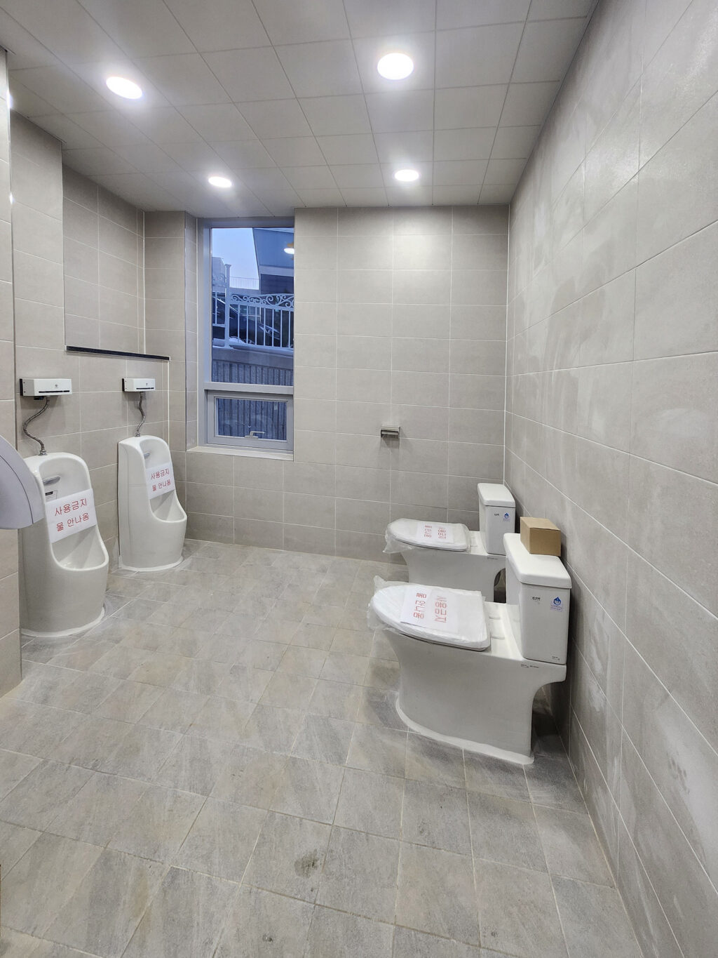 화장실 모든 기구들이 설치 된 모습