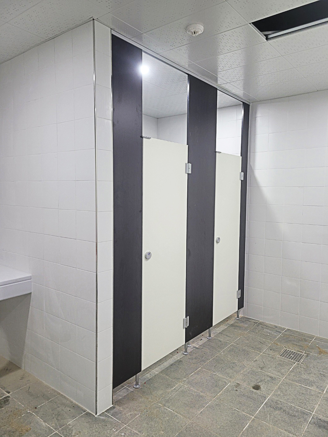 남자 화장실 칸막이 설치 완료 된 모습
