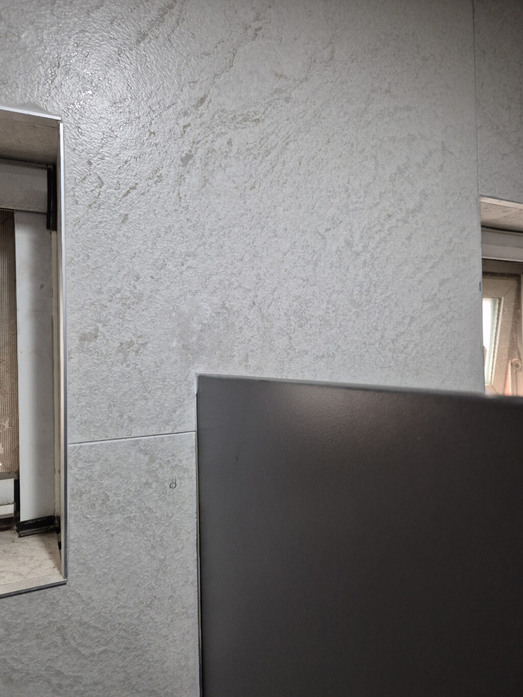 타일이 손상이 되지 않도록 정밀하게 설치 한 모습