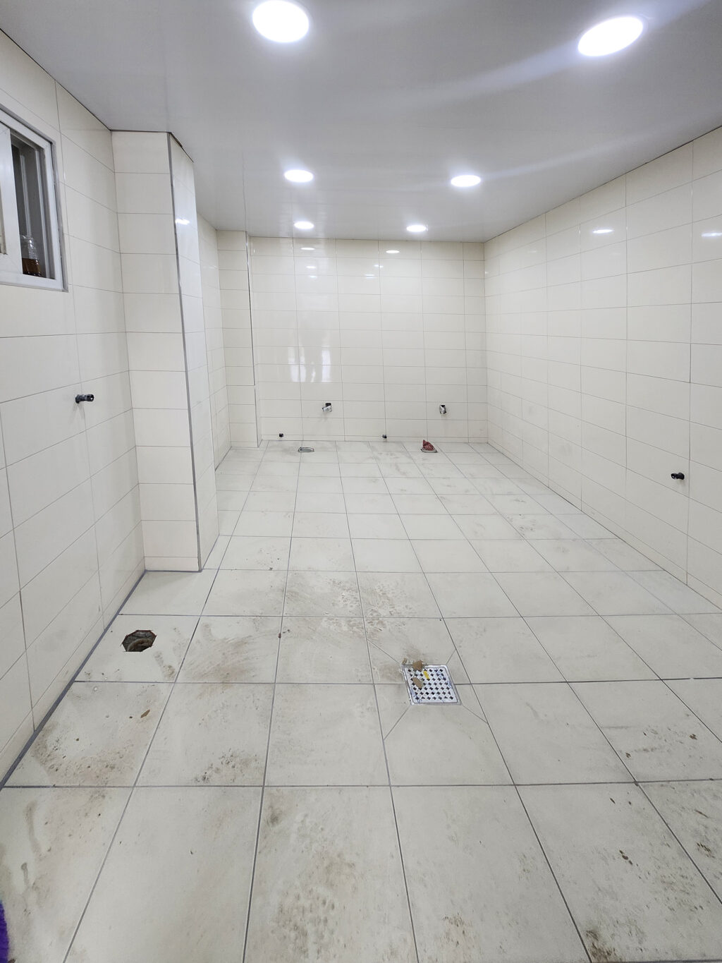 큐비클 설치 전 화장실 모습 