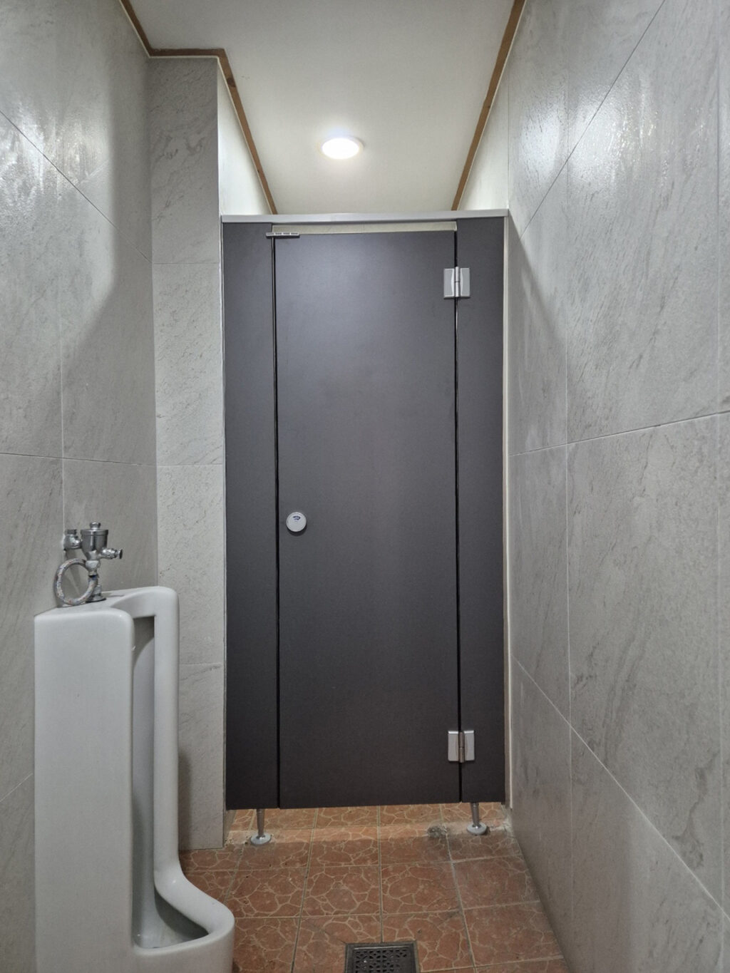 남자 화장실 큐비클 설치 후