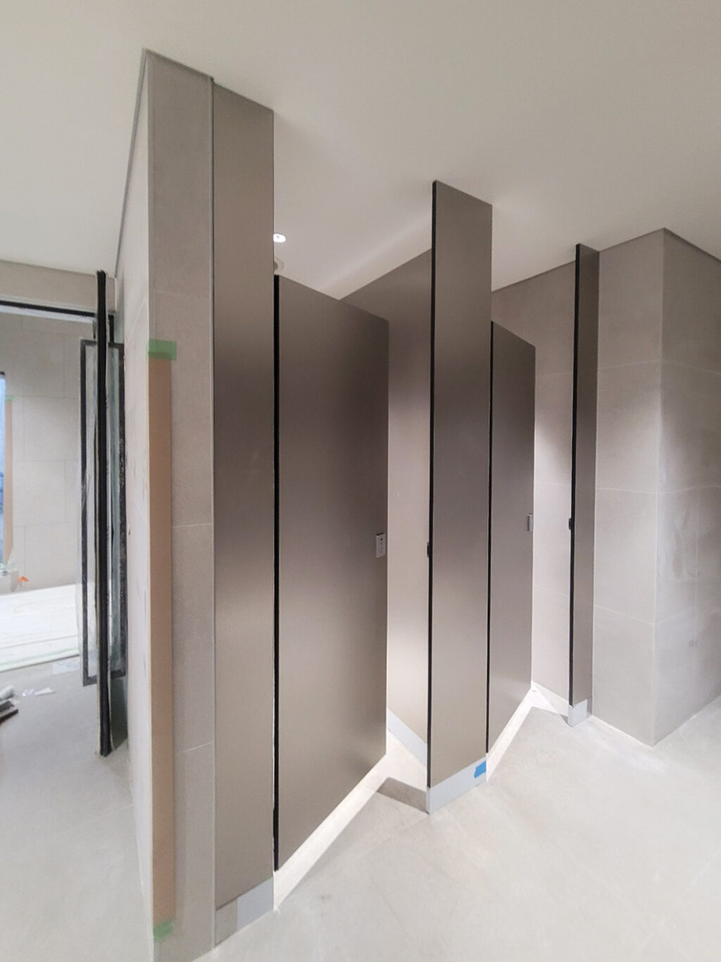 남자 화장실 다크 메탈 큐비클로 설치가 완료된 모습