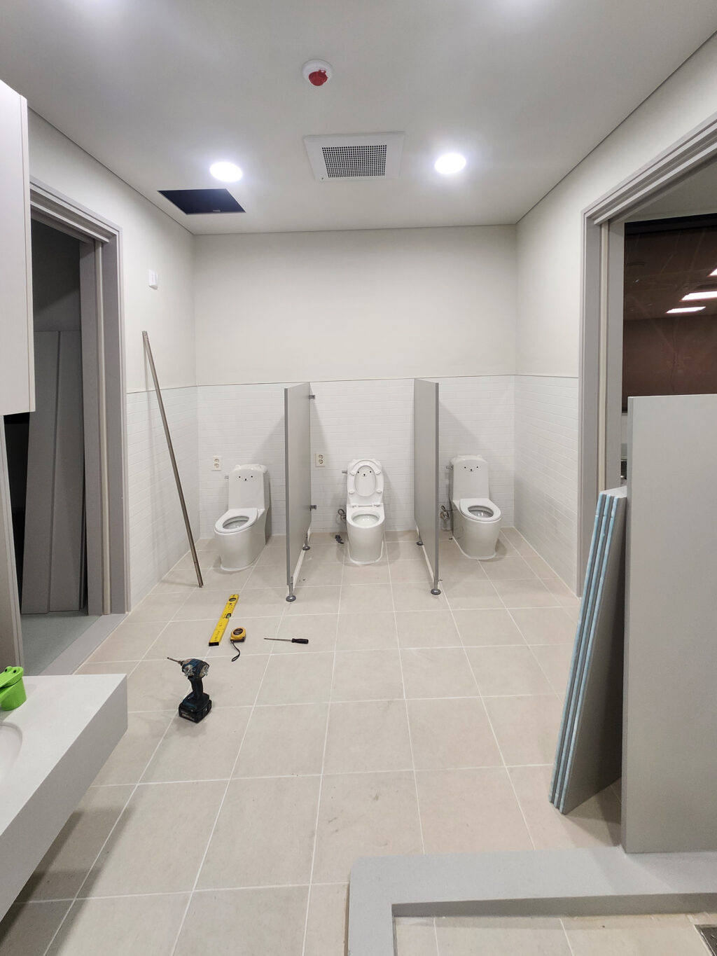 문이 없는 형태의 큐비클