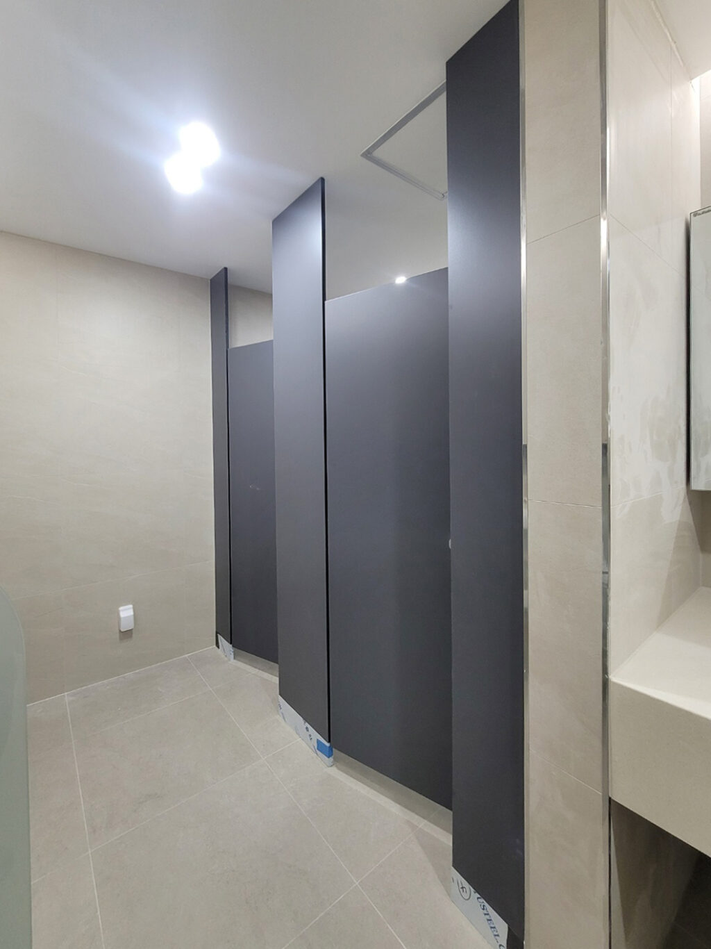 큐비클 시공이 완료된 못습