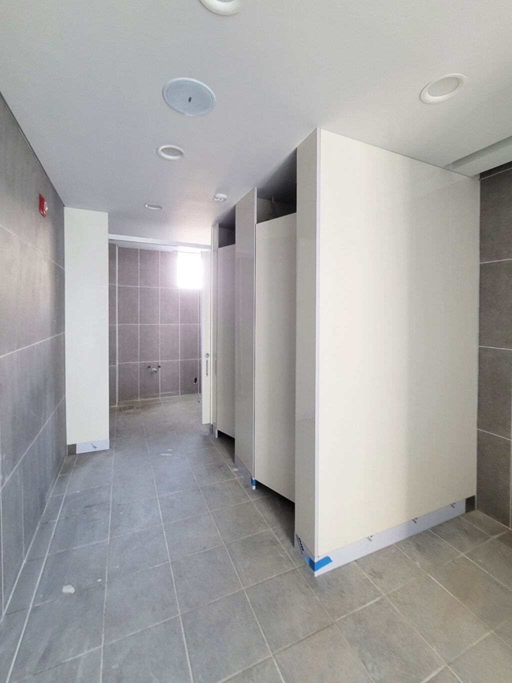 여자 화장실 칸막이 큐비클 설치 모습