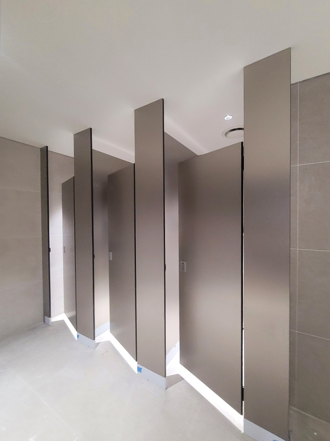 여자 화장실 다크 메탈 큐비클로 설치가 완료된 모습