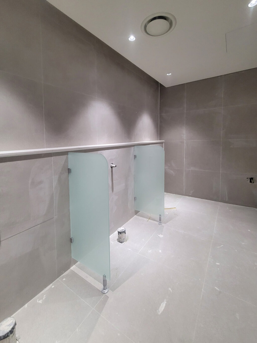 소변기 칸막이 강화에칭 유리로 설치가 된 모습