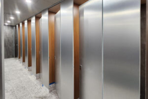 [파주 큐비클] 수련원 화장실 칸막이 시공: 몰카 방지 및 천장형 헤어라인 메탈 적용 사례 (2차)