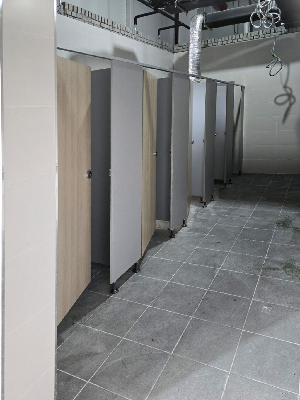 천창 마무리가 되지 않아 큐비클 먼저 설치 한 모습