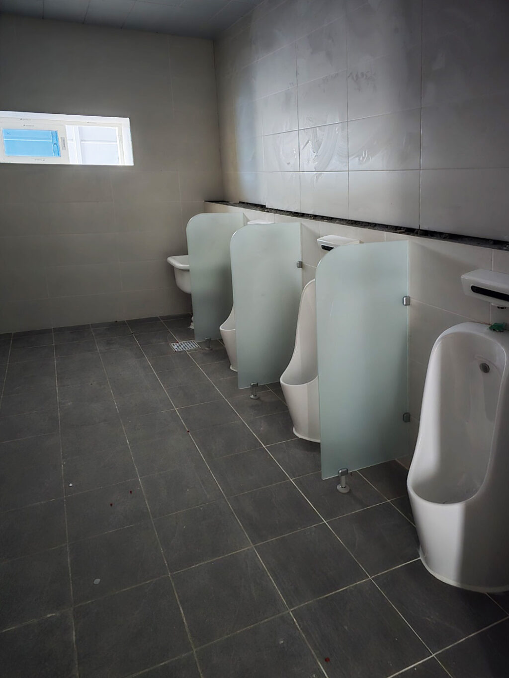 소변기 칸막이 설치가 완료된 모습