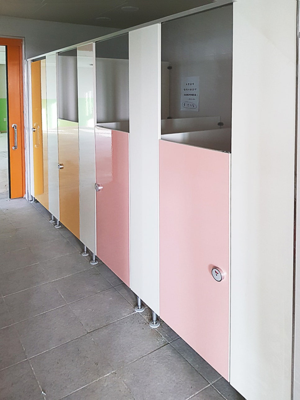 분홍색 노란색 화장실 칸막이 문 이미지