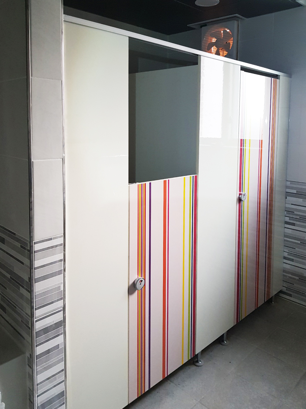 [시공 사례] 수원 어린이집 무지개 큐비클: 디자인과 안전을 모두 잡은 화장실 칸막이 공사