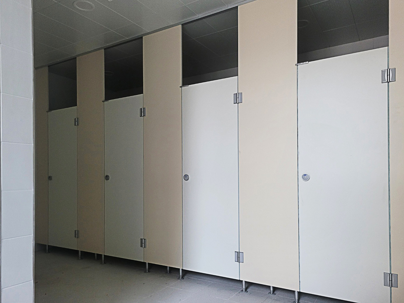 여자 화장실 칸막이 설치가 완료 된 모습