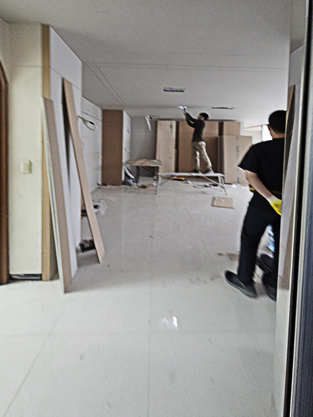 인테리어 작업에 열중인 작업자