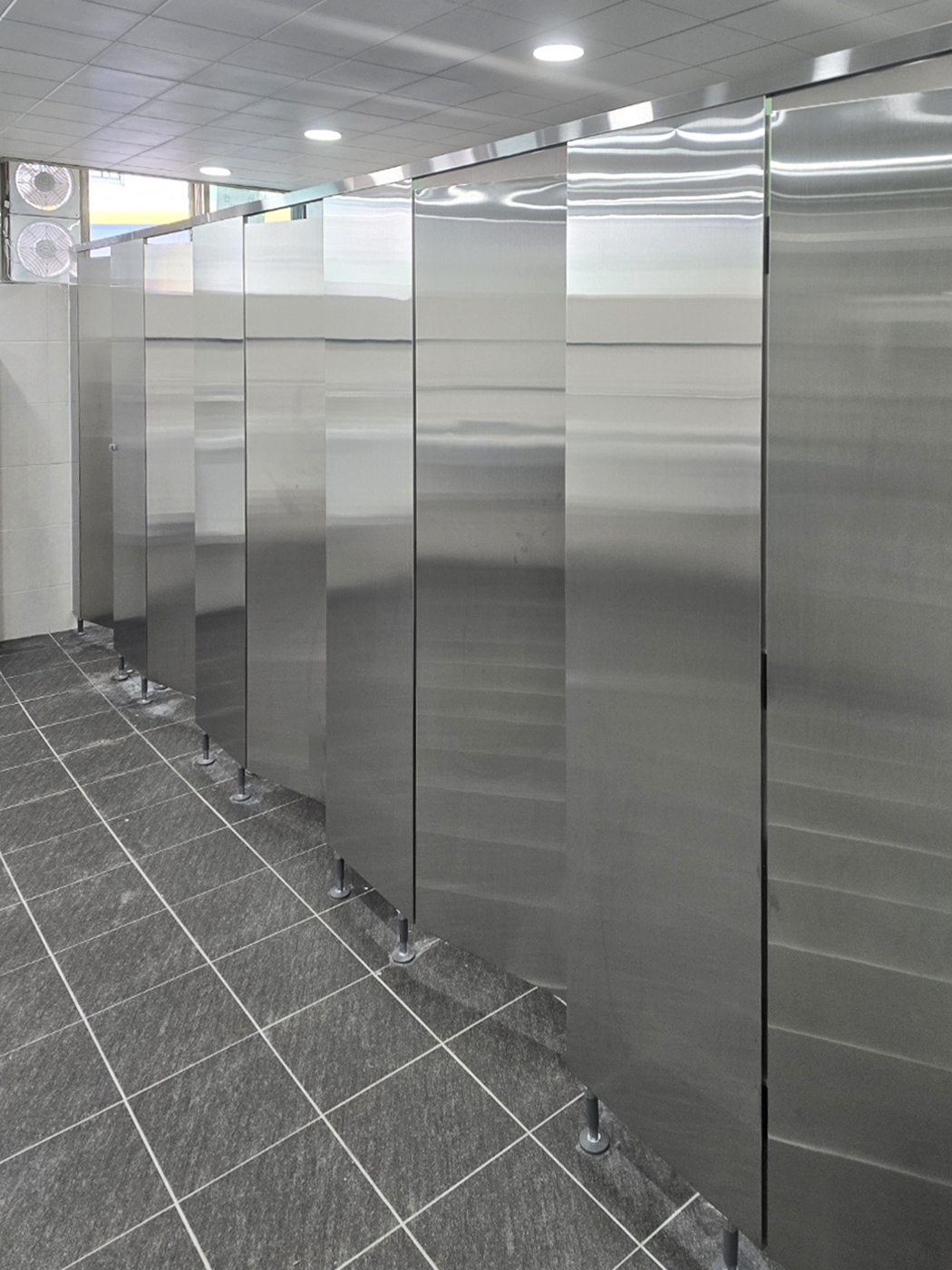 논산 큐비클] 내구성과 미학의 정점, 스테인리스(SUS) 화장실 칸막이 시공 후기