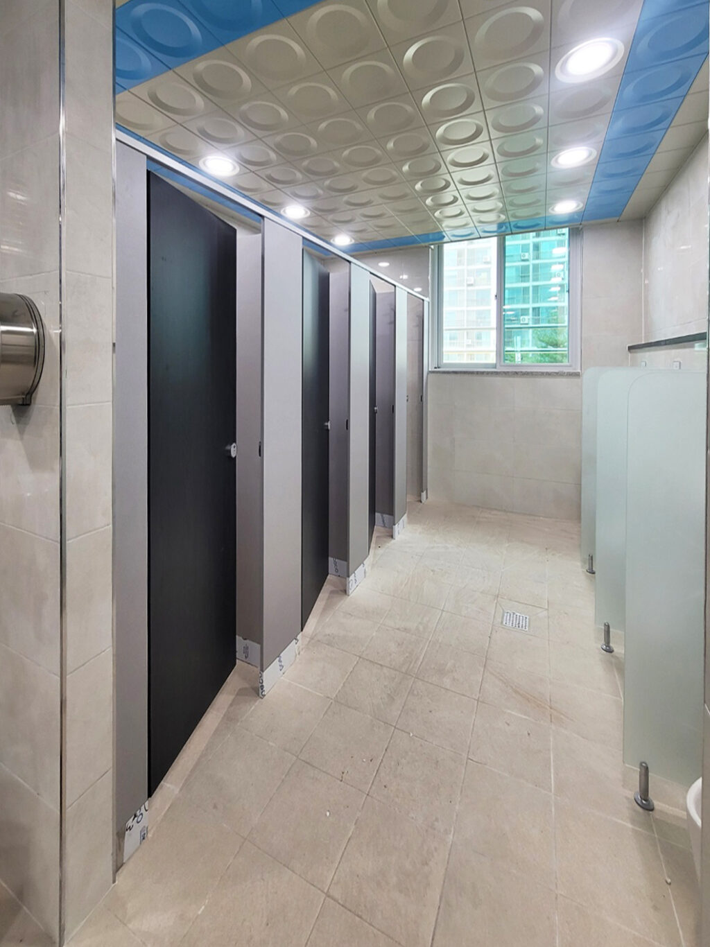 남자 화장실 칸막이 큐비클이 완성이 된 모습