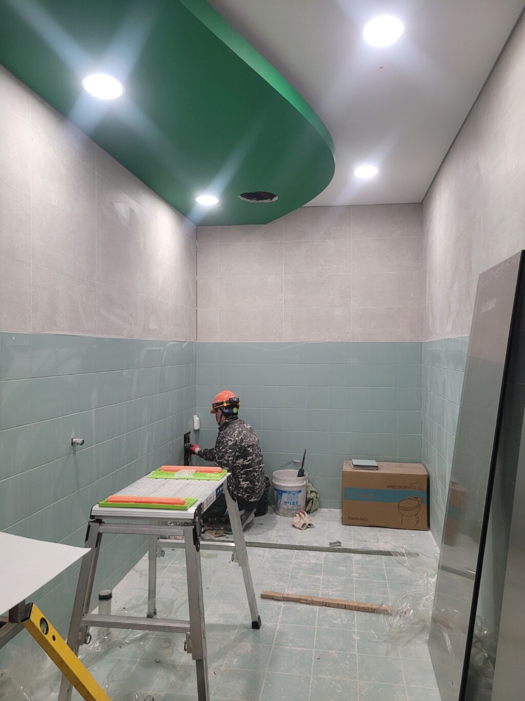 큐비클 설치 하려고 현장에 들어갔지만 아직도 인테리어 마감이 되지 않은 모습