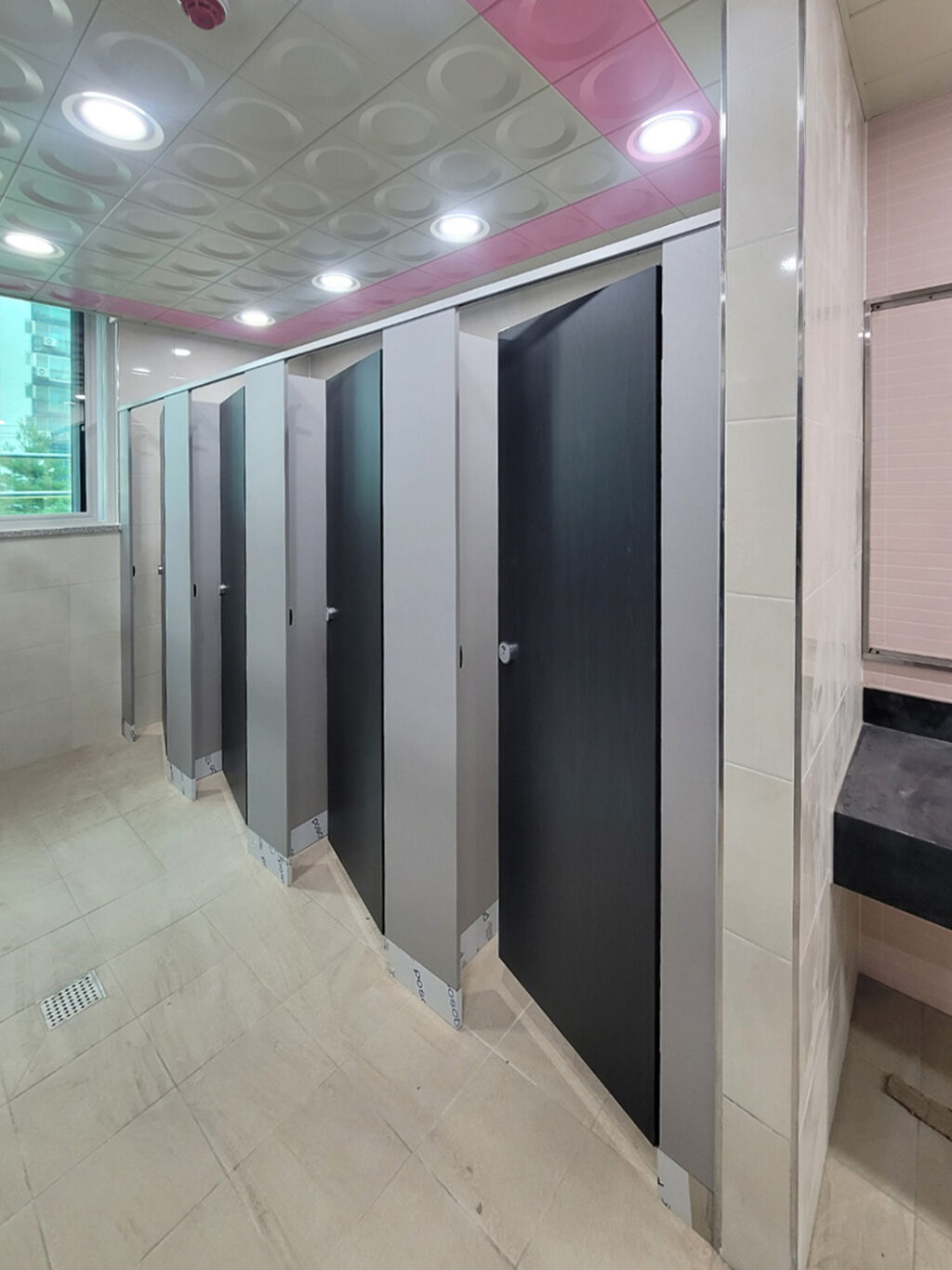 여자 화장실 칸막이 큐비클이 완성이 된 모습