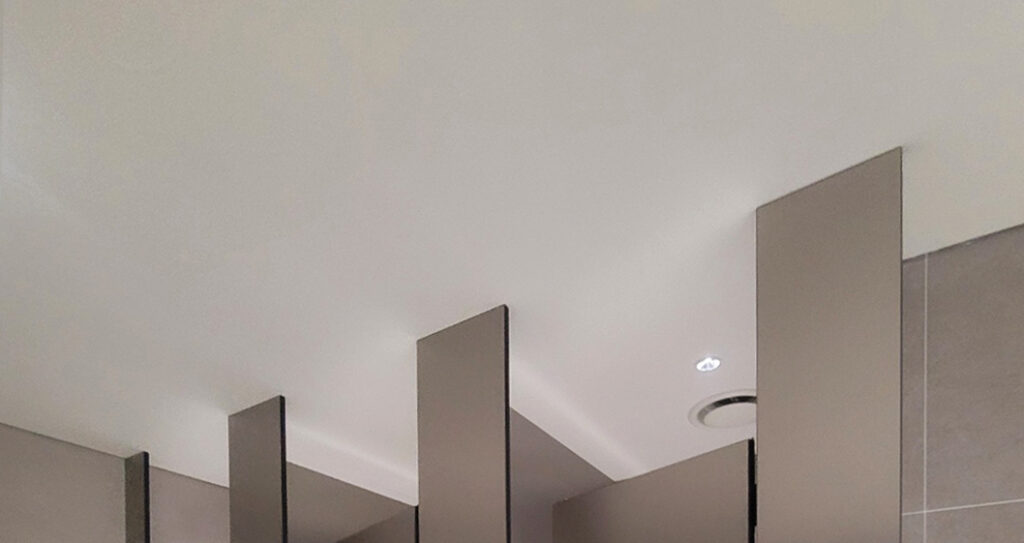 포스트 판이 천장에서 마감되는 이미지