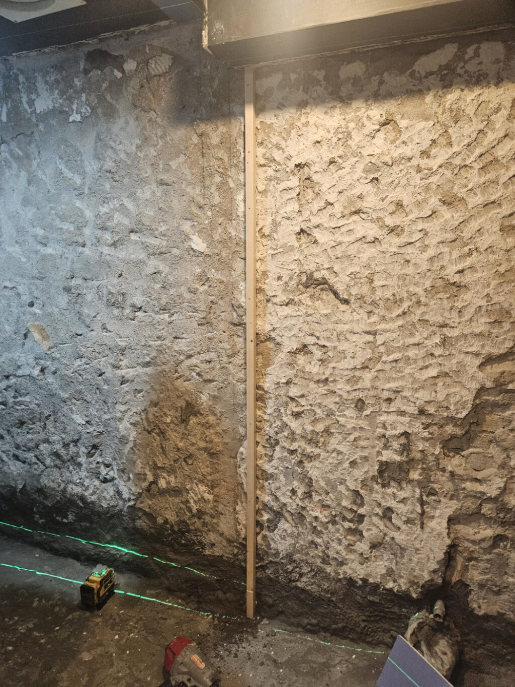 벽 면이 울퉁불퉁한 모습