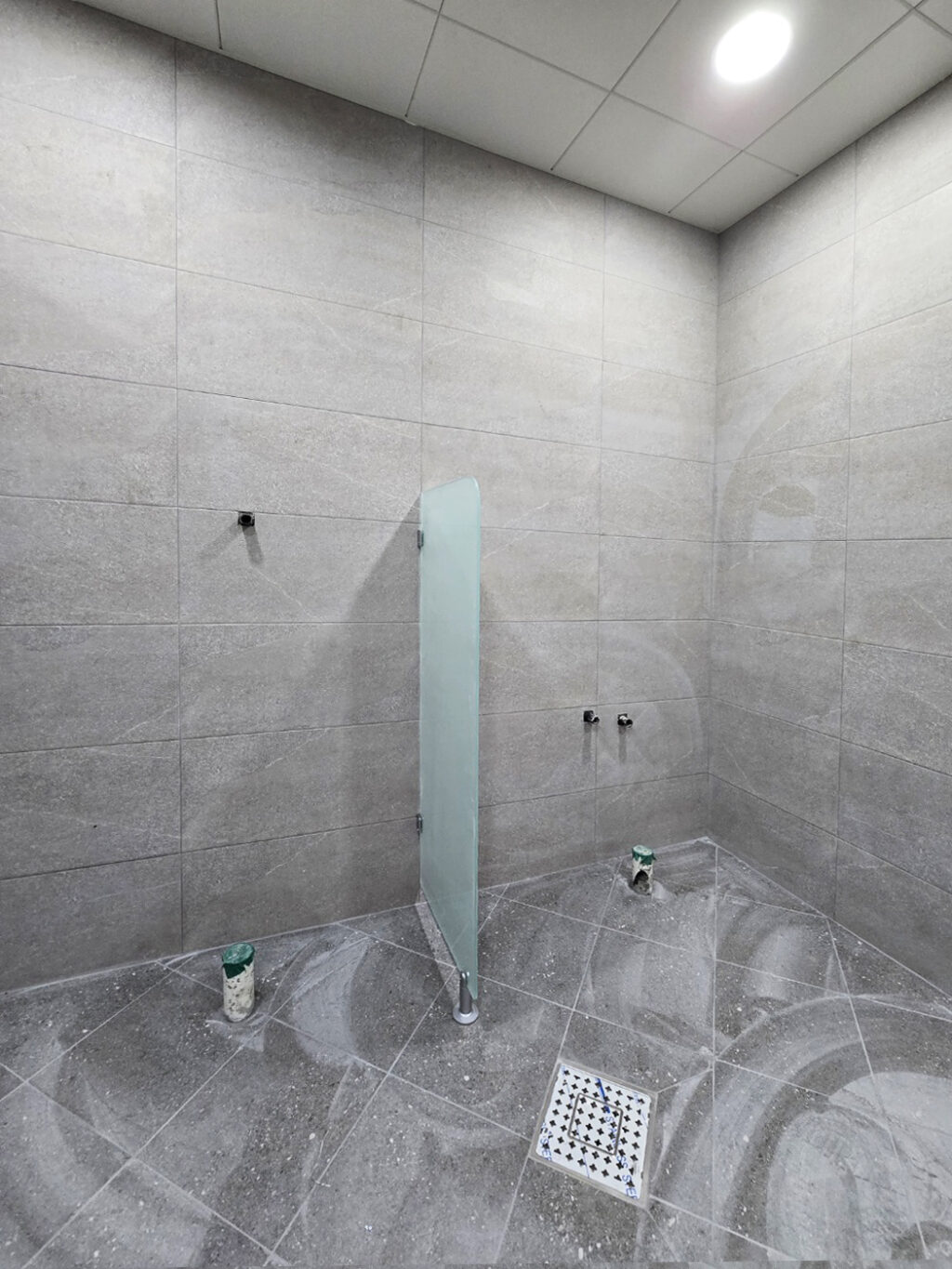 소변기 칸막이 강화 에칭 유리 설치 후 모습