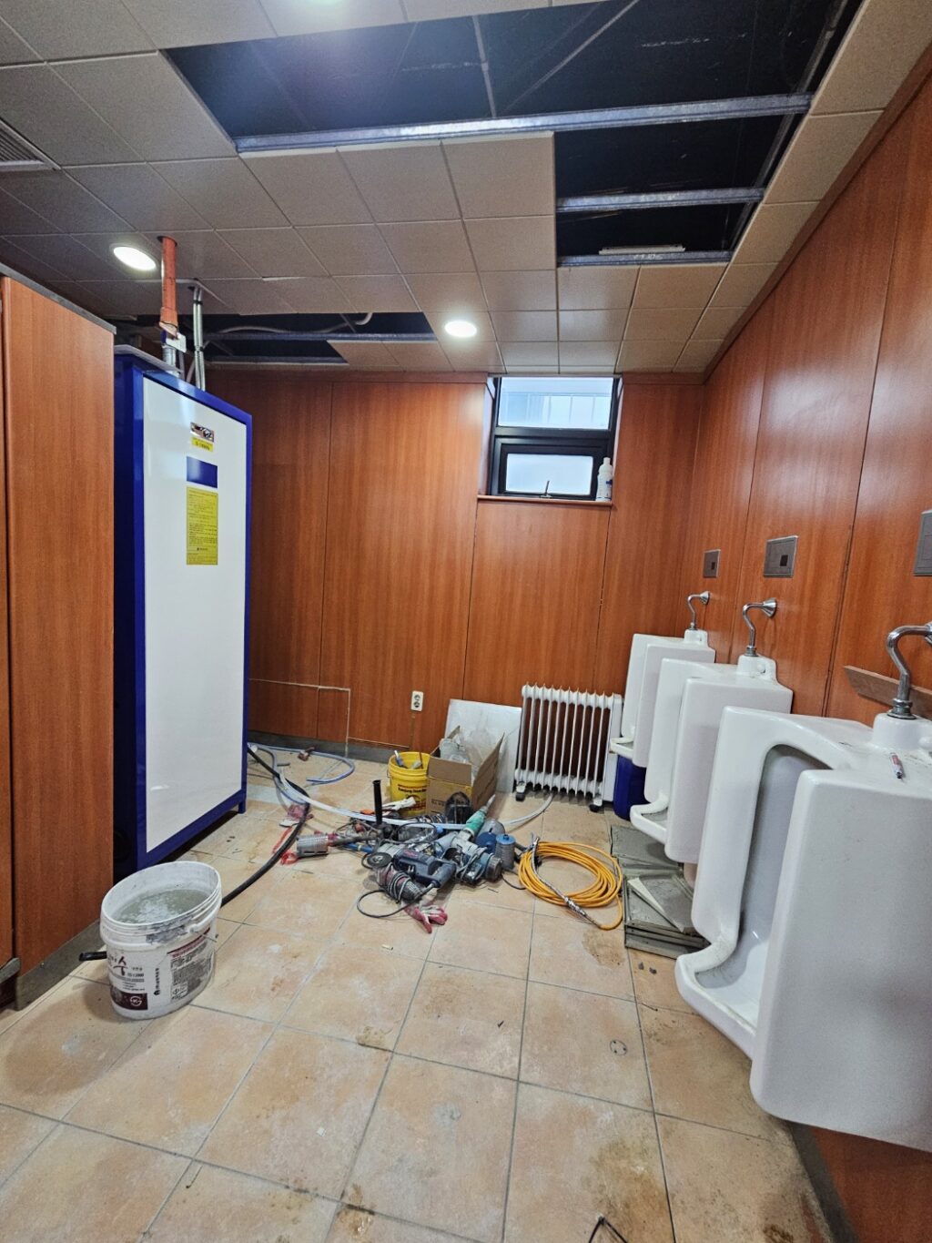 각종 장비들이 널려져 있는 모습