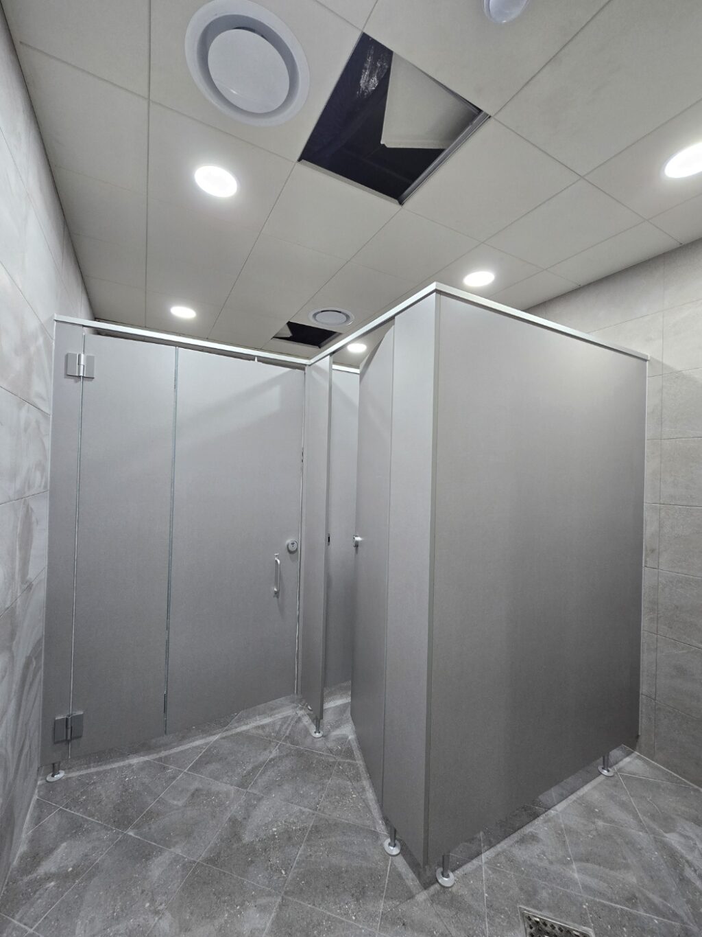 여자 큐비클 설치 후 모습