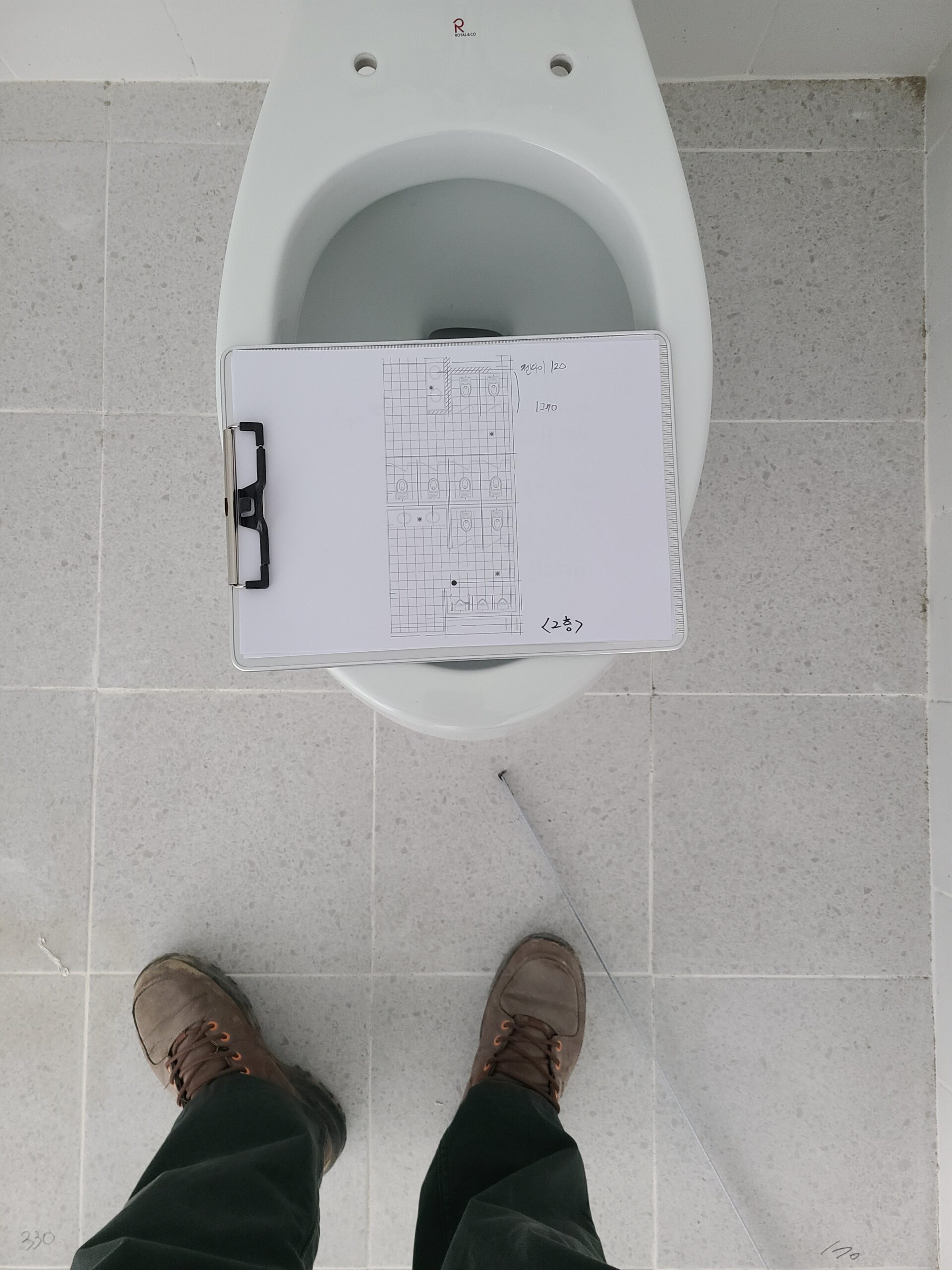 현장 실측하는 모습