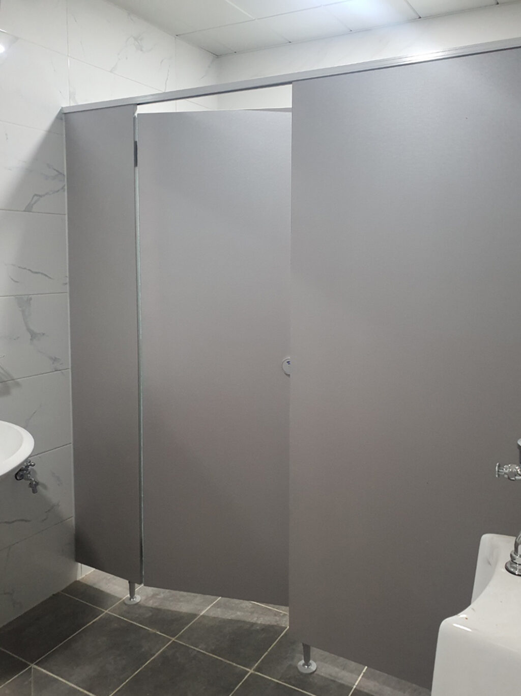 색상 회색 헤어란인 모양 타입 바닥에서 1900mm 높이