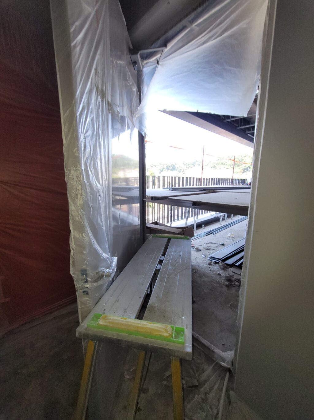 현장에는 안전화 안전모는 필수