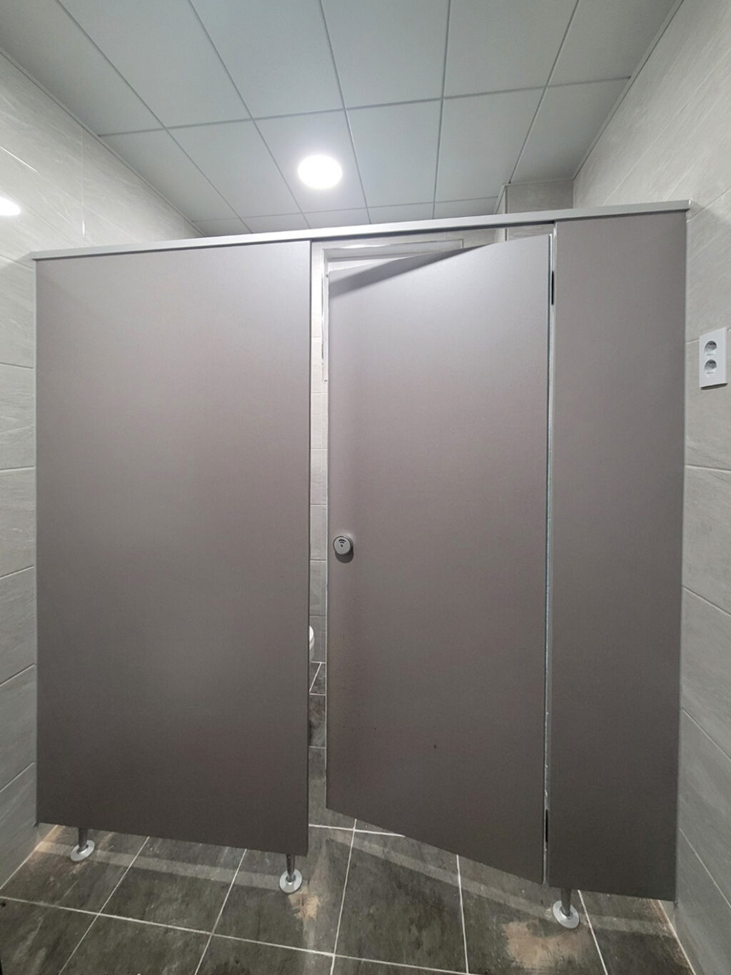 여자 화장실 큐비클 설치 후 모습