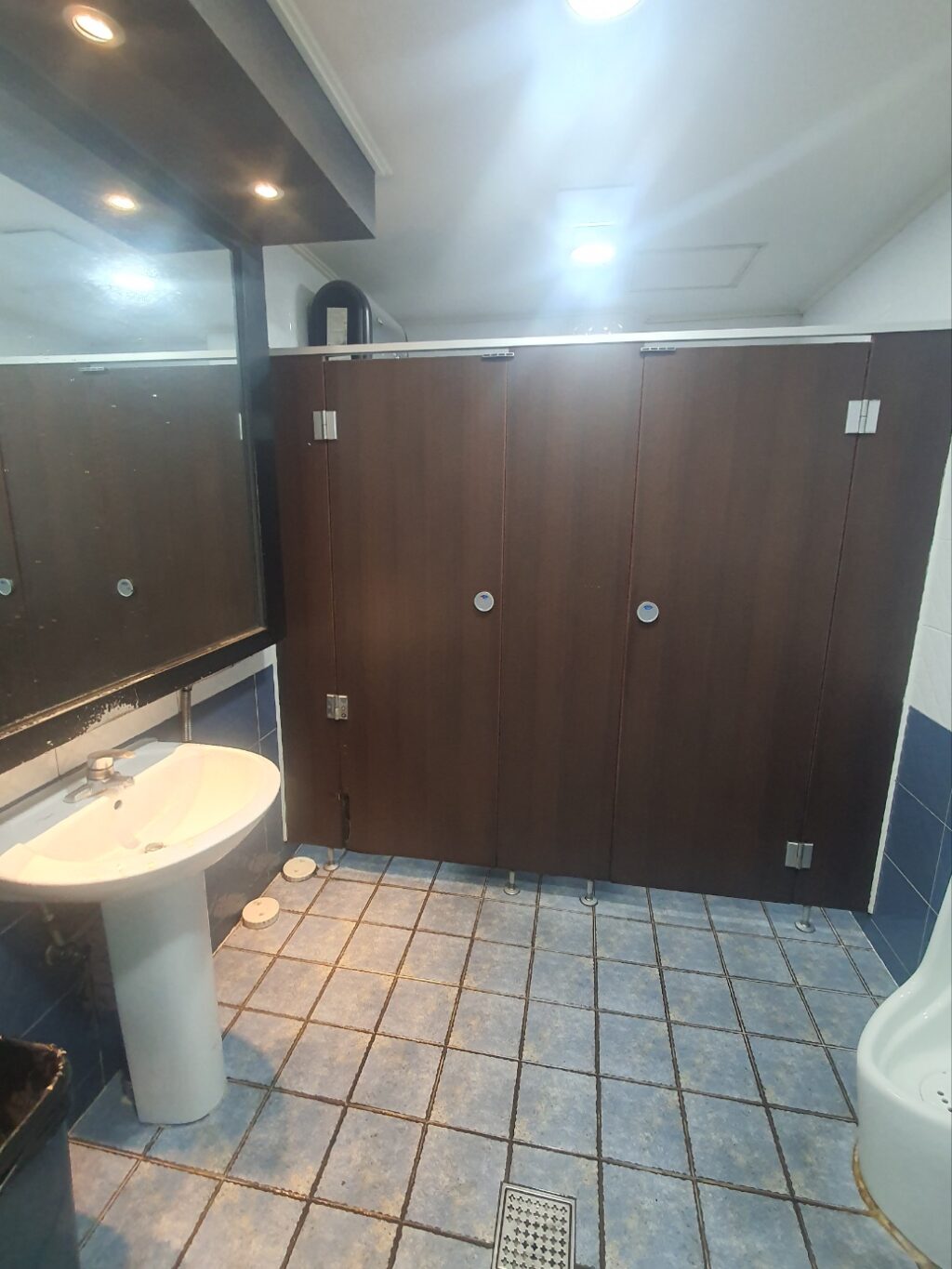 노후된 큐비클 모습-1