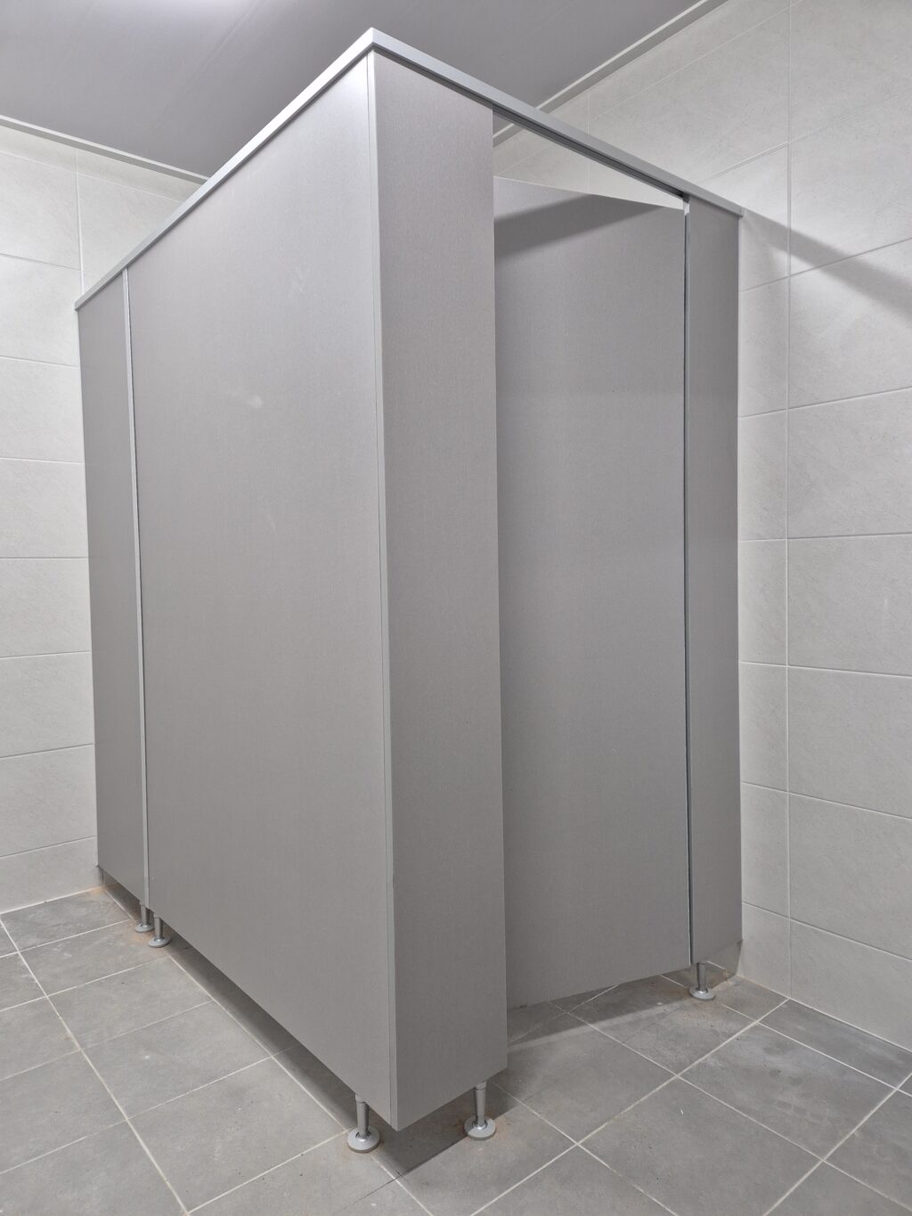 남자 화장실 큐비클 설치 완료 이미지