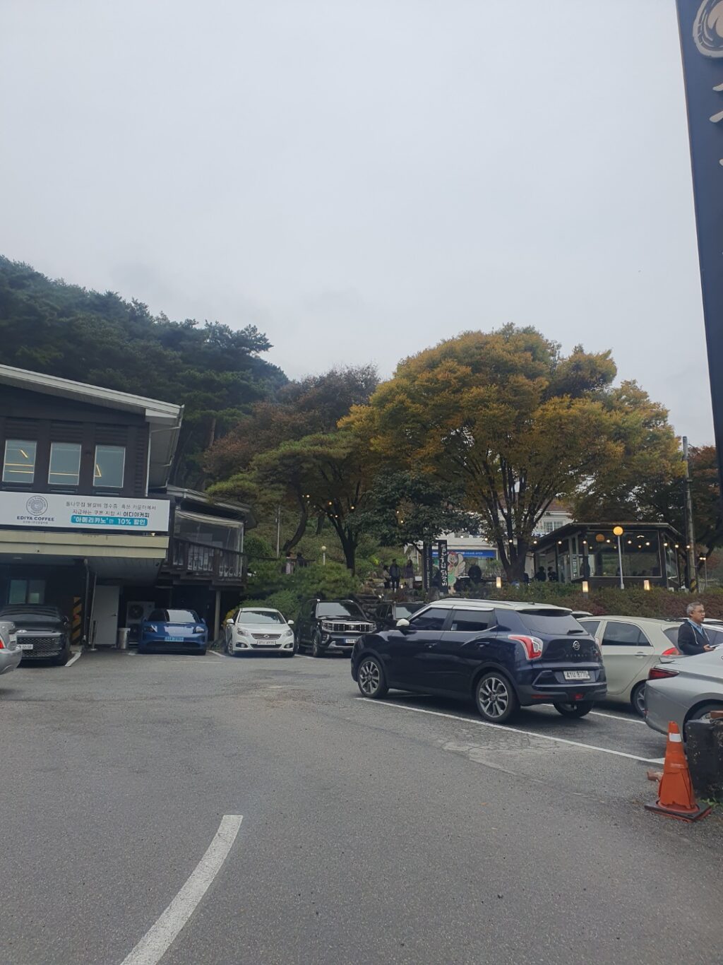 오전 인데도 불구하고 차량이 주차장에 꽉 찬 모습