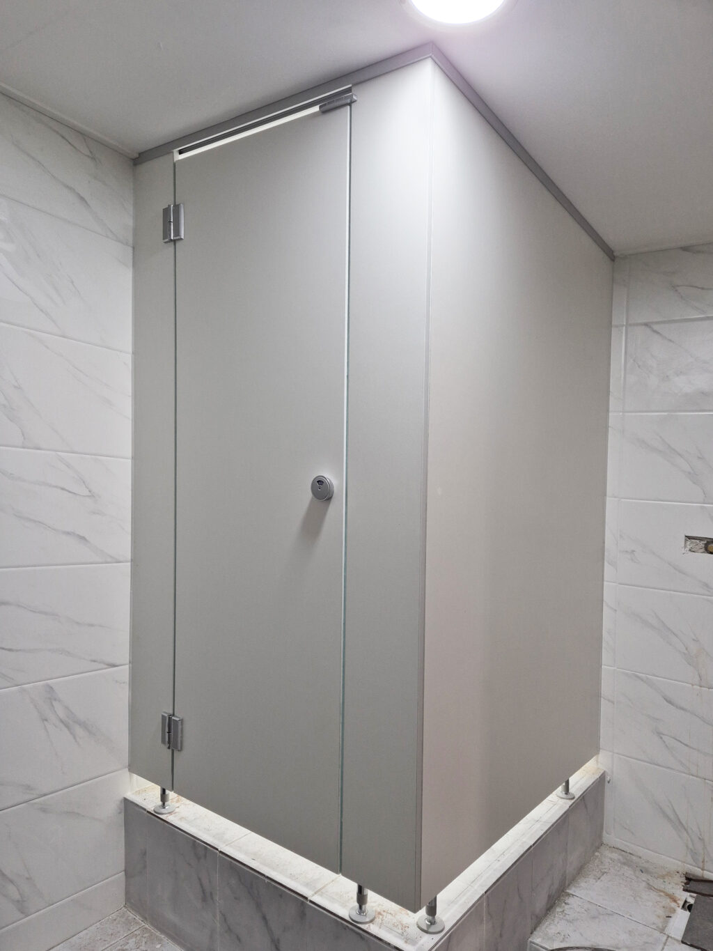 큐비클 설치가 완료된 모습