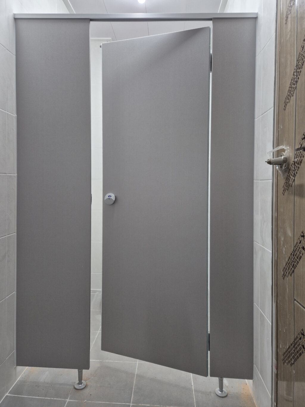 여자 화장실 큐비클 설치 완료 이미지