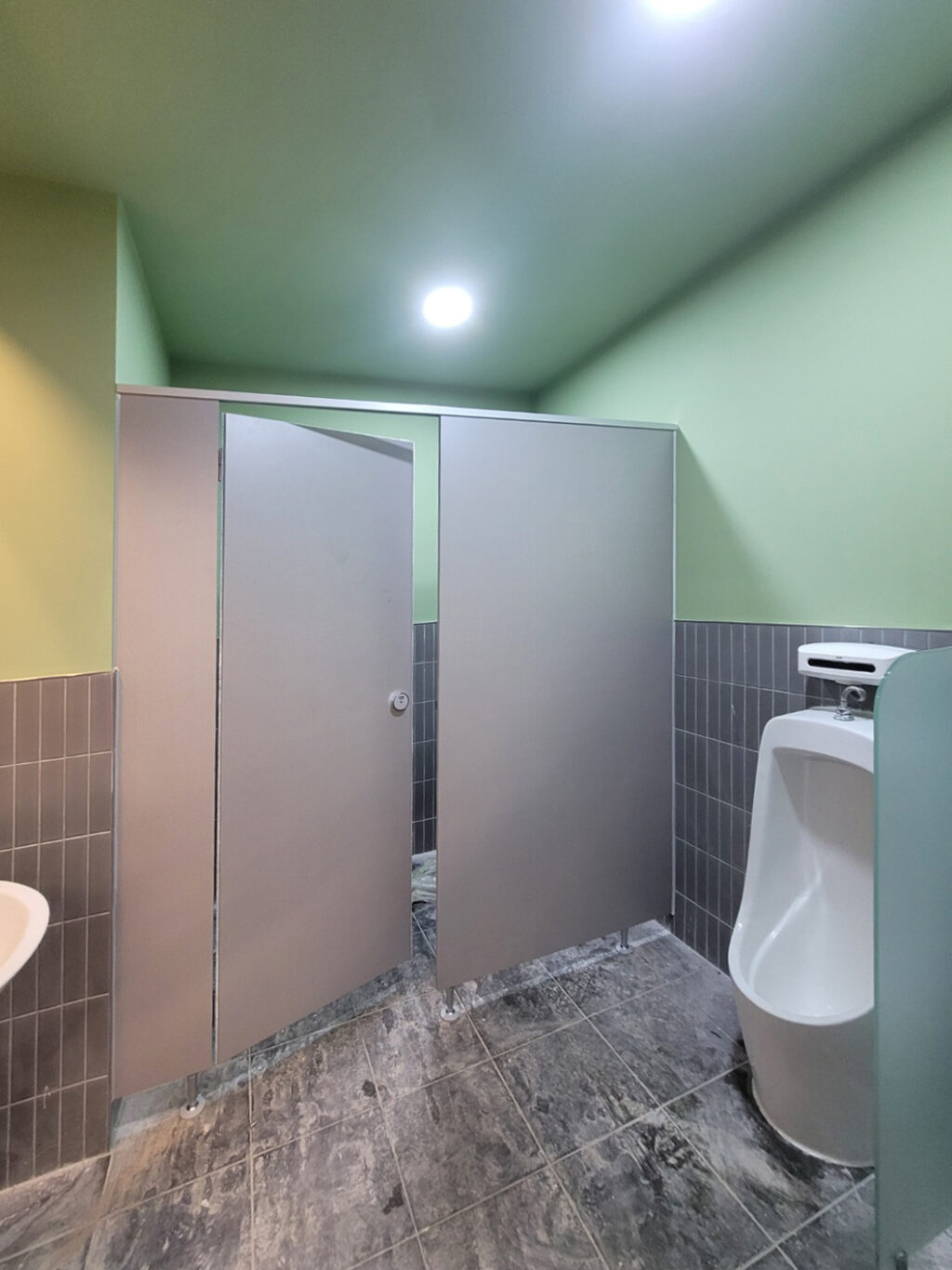 남자 큐비클 설치 완료 모습