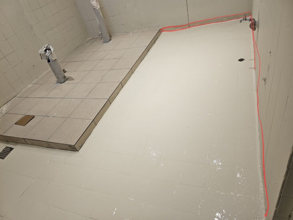 큐비클 설치 위치에 턱 있는 모습