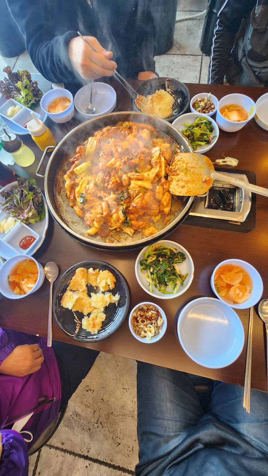 작업이 완료되고 사장님이 차려주신 닭갈비