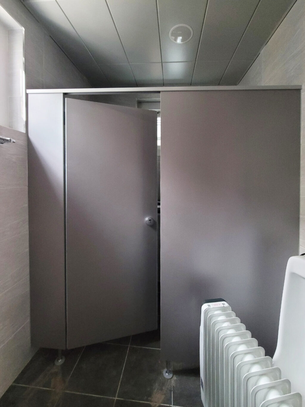 여자 화장실 유연한 모습의 큐비클