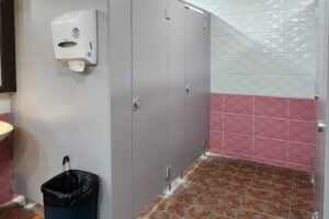 춘천 큐비클 – 음식점 화장실 칸막이 ‘회색 헤어라인’ 으로 대 변신