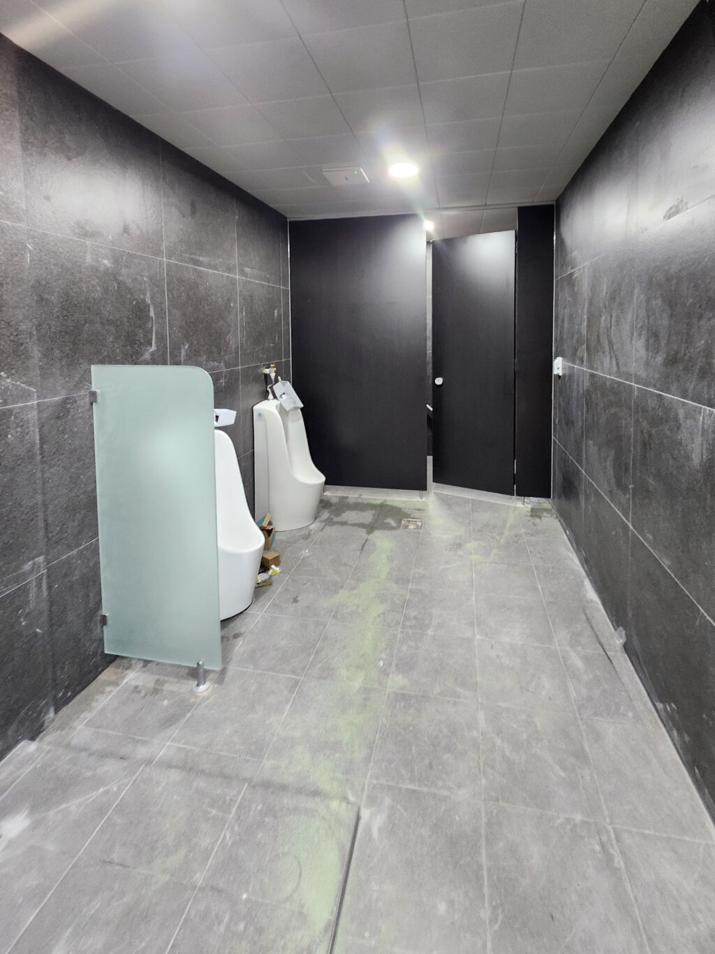 남자 화장실 큐비클 설치 후 모습