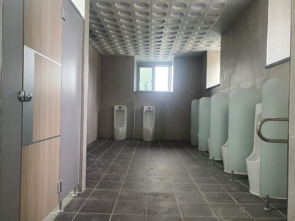 큐비클과 소변기 칸막이 설치 된 모습