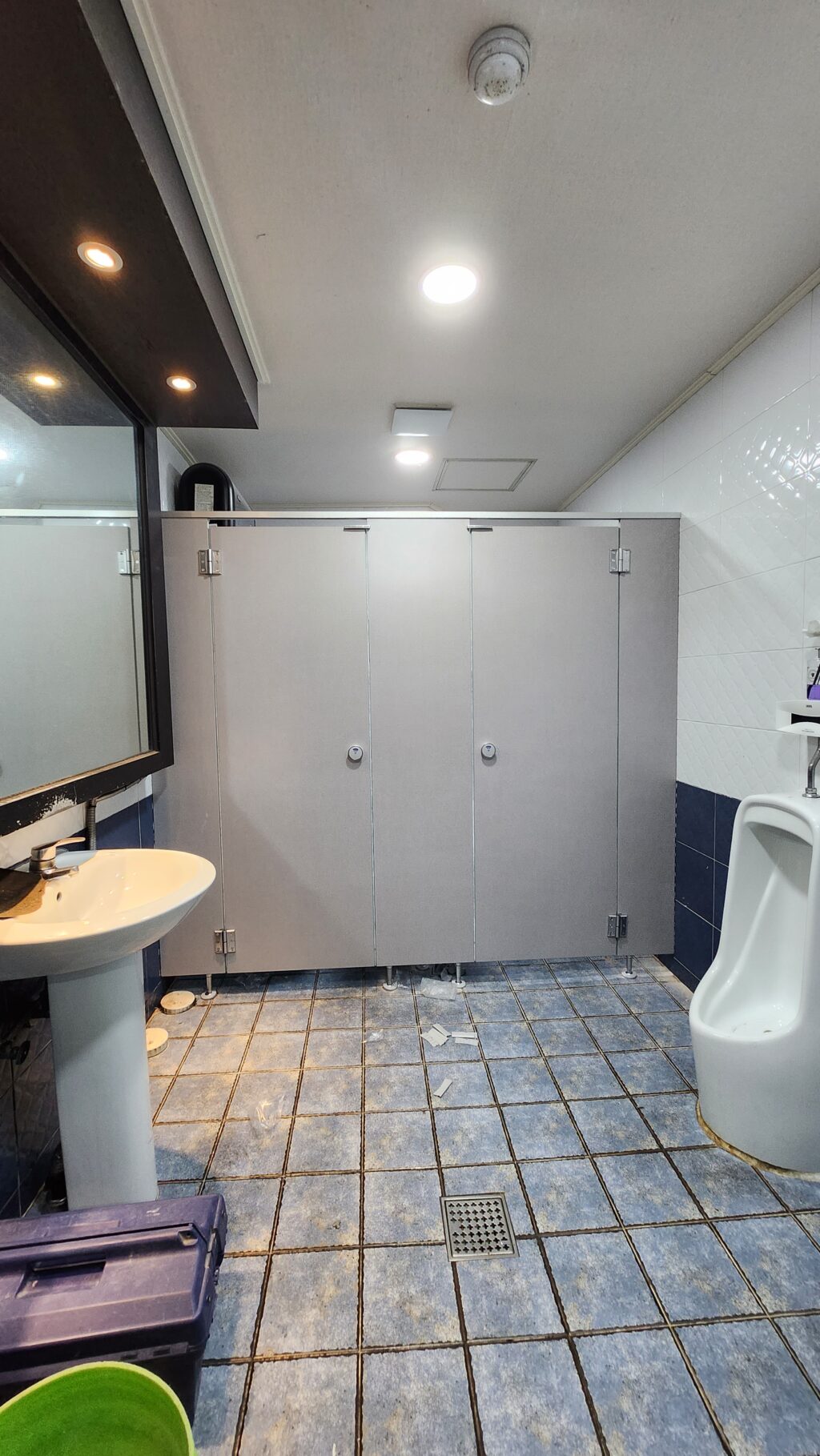 남자 화장실 큐비클 설치가 완료된 모습