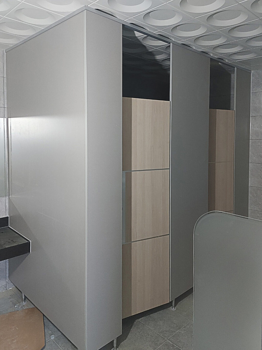 남자 화장실 설치 완료 모습